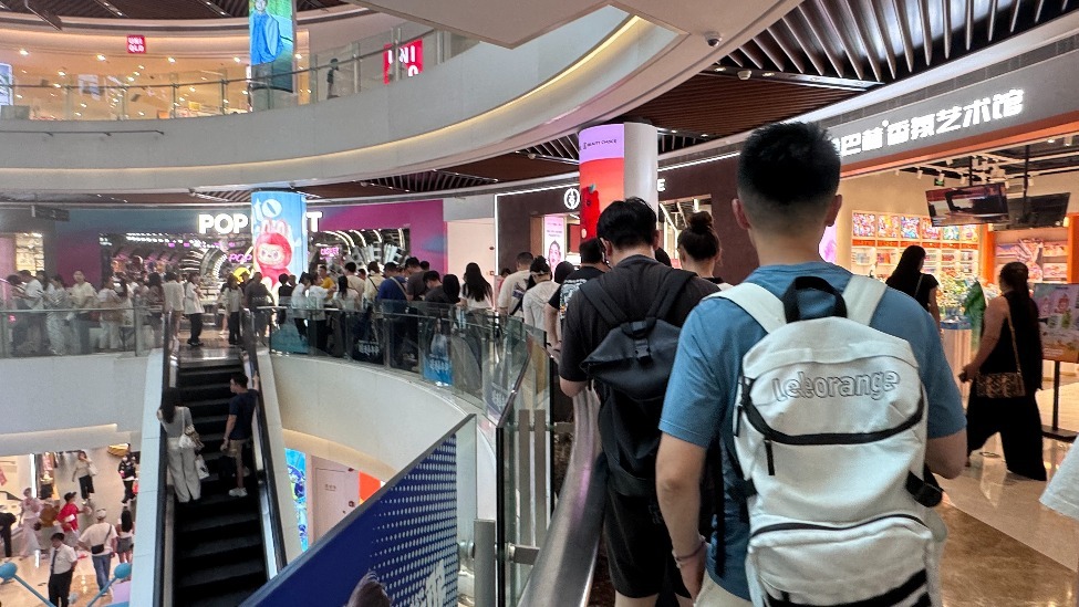 迷你版LABUBU一分钟售罄后，次日自提的消费者排长队