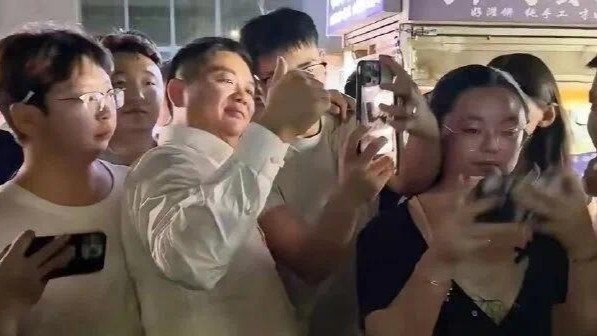 太接地气了！刘强东宿迁逛夜市，与老乡合影、拿盆喝酒